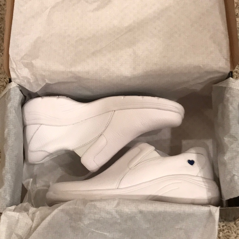 BRAND NEW nursing shoes